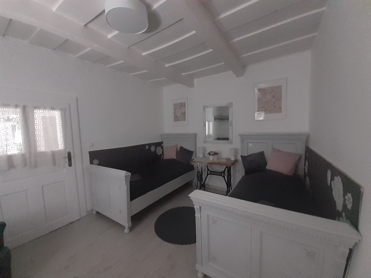 Kis hálószoba két egyszemélyes ágy